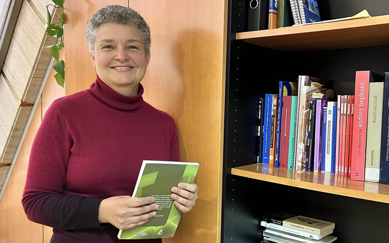 Alicia Acosta en su despacho, en la Biblioteca de la Facultad de Ciencias Sociales y de la Comunicación.