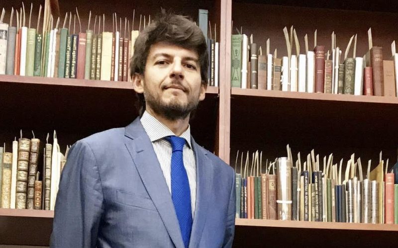 El docente posee más de 500 artículos publicados sobre semiótica, estudios religiosos y visuales. Foto: PULL