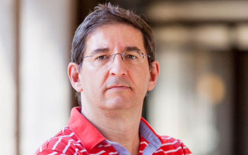 Vicente Jesús Navarro Marchante es licenciado en Derecho y en Periodismo.