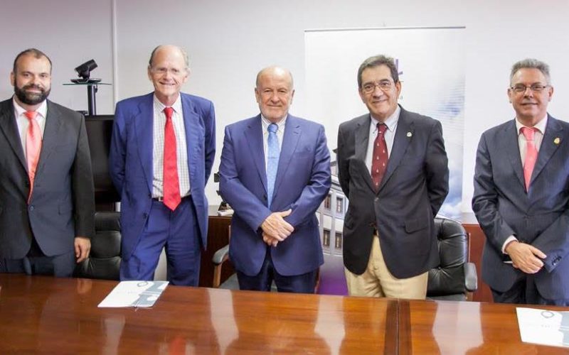Foto de familia del convenio marco para promover la figura de Viera y Clavijo